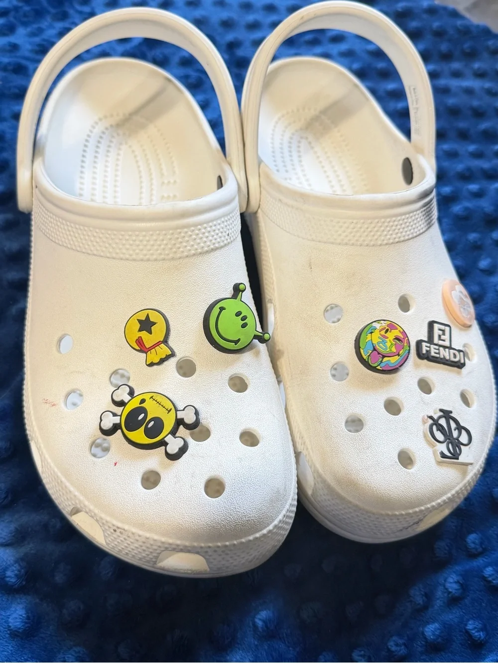 CROCS Men’s Classic Clog in White with Jibbitz Charms | Size 11